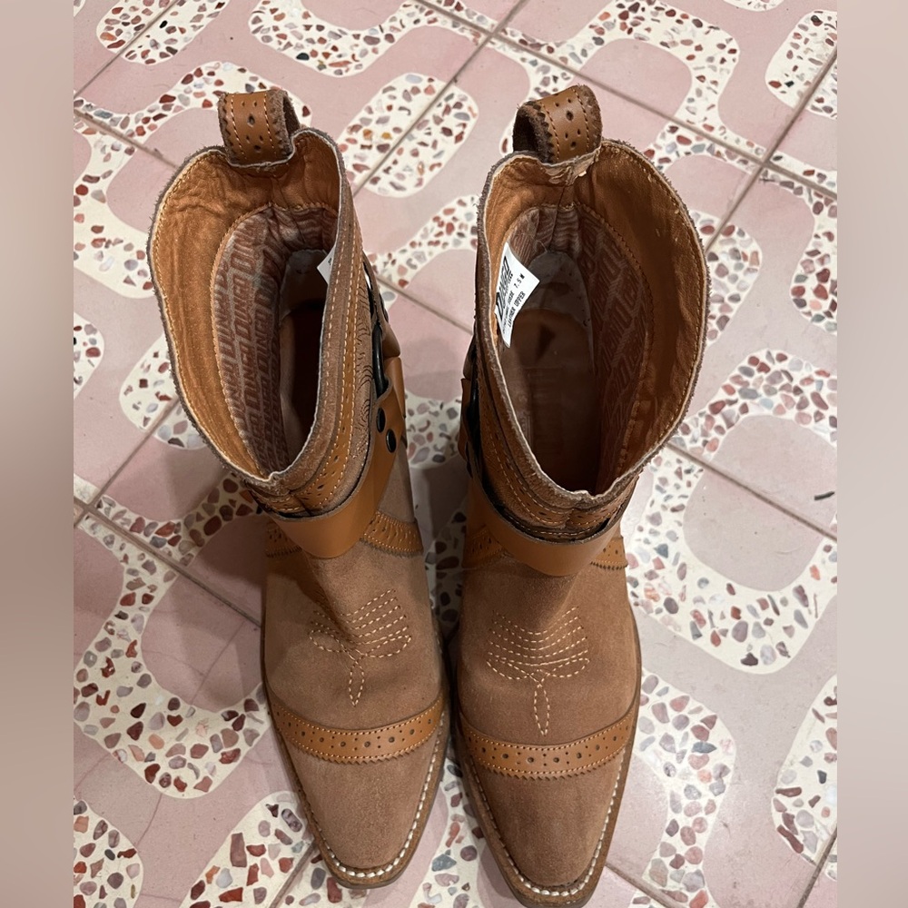 Dingo Women’s Gummy Bear Harness‎ Camel Color Suede bootie -Snip toe Size 7.5 - Picture 4 of 8